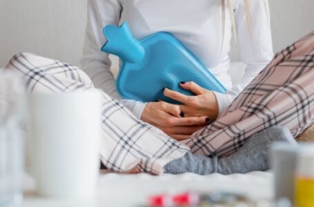 كيفية التعامل مع أعراض الدورة الشهرية بطرق طبيعية